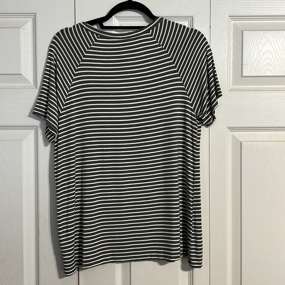 AMERICAN EAGLE FOREVER 21 Size Medium Set of 2 Shirts Green Stripe V-Neck Soft - Picture 5 of 11